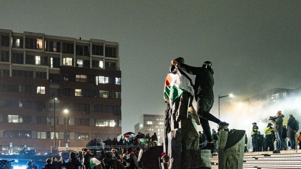 Israëlische Fans Veroorzaken Rellen In Amsterdam Na Het Scanderen Van Anti-Palestijnse Leuzen INDIGNATIE AI & Politiek