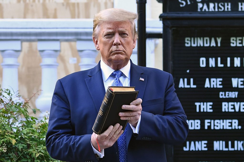 De Christelijke ‘profeten’ Die Zeiden Dat God Trump Weer Aan De Macht Zou Brengen, Zijn Buitengewoon Enthousiast INDIGNATIE AI & Politiek