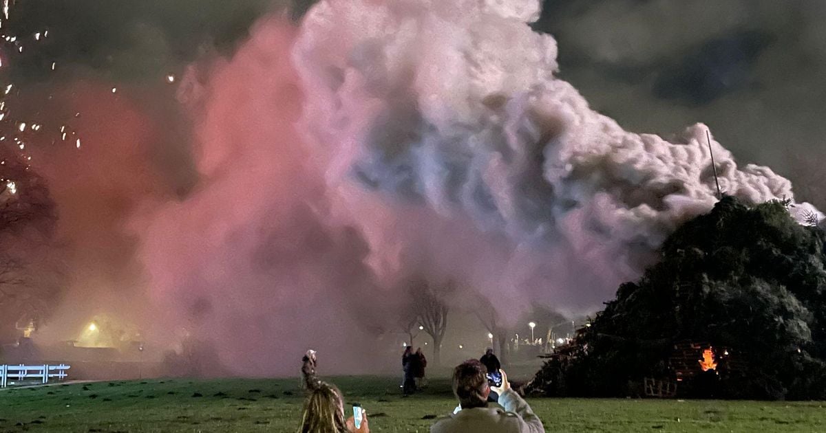 Oudejaarsvuur op Amsterdams Floraveld al ontstoken, veel rook