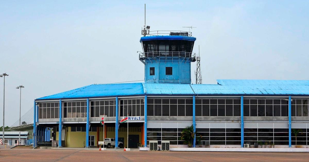 Nederlandse vrouw (69) op luchthaven in Suriname gepakt met acht kilo coke in spijkerboeken