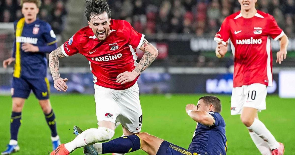 LIVE Eredivisie: Parrott kopt AZ op voorsprong tegen Twente, Almere stunt in duel met Heerenveen