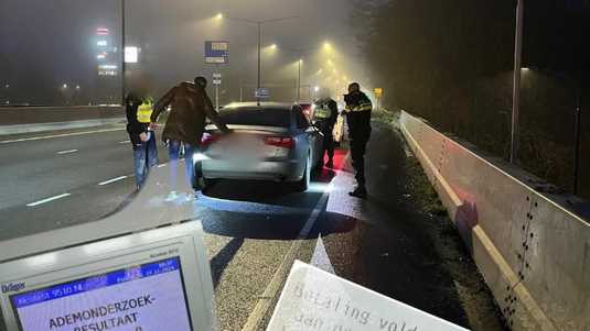 Politie ziet auto met bloed in portier op snelweg: beschonken bestuurder uit België opgepakt én 8000 euro kwijt | Buitenland