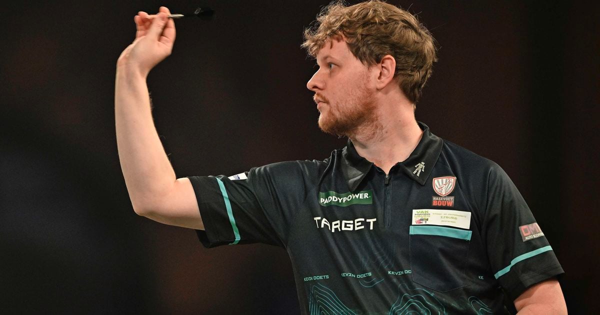 Stuntman Kevin Doets overleeft vier matchdarts; door naar achtste finale WK darts