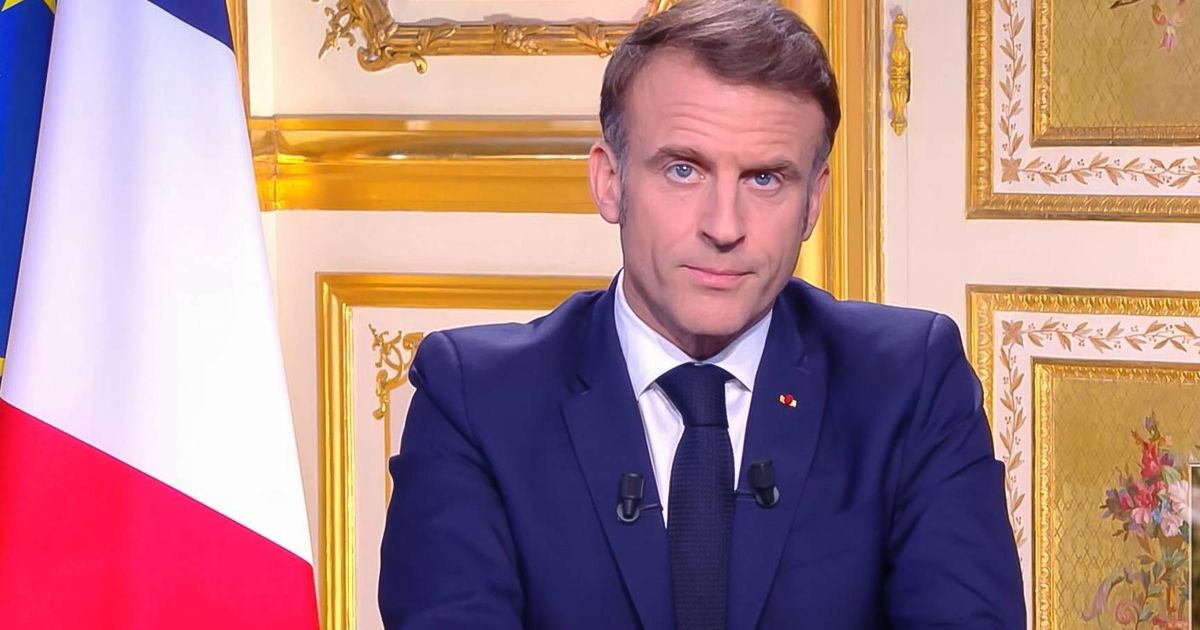 Macron stapt niet op, komt komende dagen met nieuwe premier: ’Ik blijf tot einde van mijn mandaat’