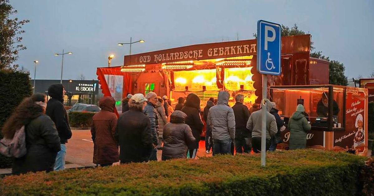 LIVE | Lange rijen voor de oliebollenkraam