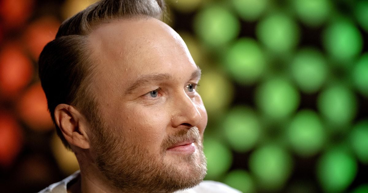 Arjen Lubach veilt tournee truien voor Serious Request