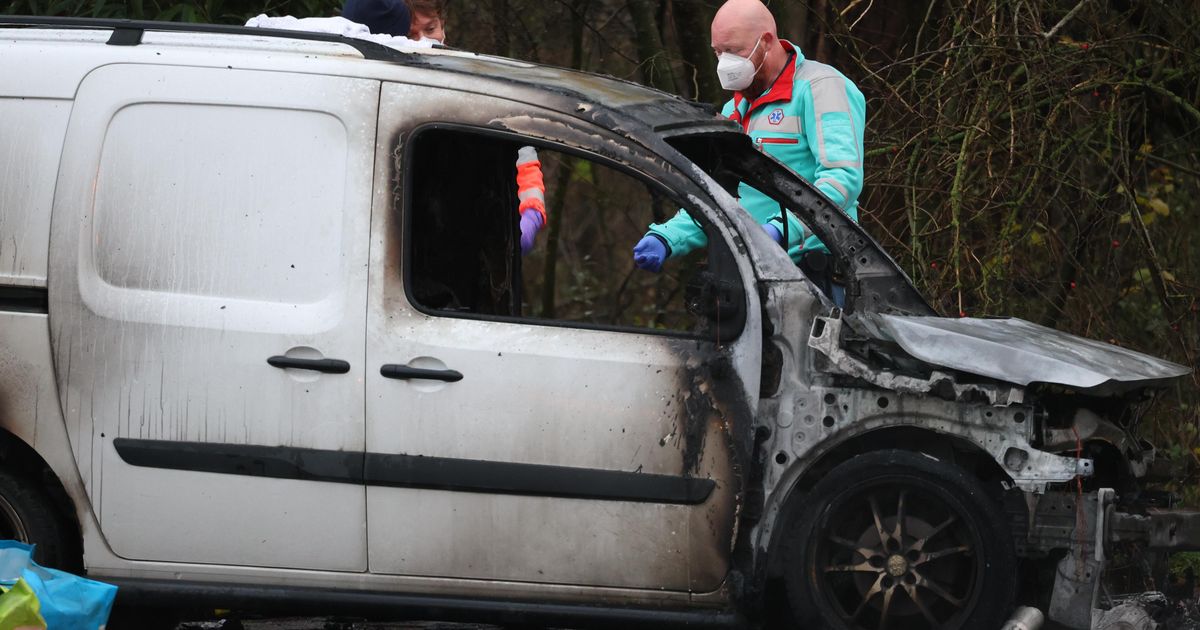 Dode gevonden in uitgebrande bestelbus, politie doet onderzoek