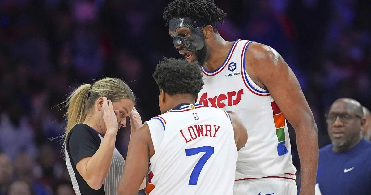 VIDEO Woedende NBA-ster Joel Embiid laat zich volledig gaan tegen vrouwelijke arbiter