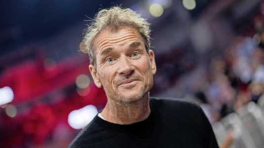 Jens Lehmann (54) na bizar kettingzaag-incident nu ook weer vrijgezel, buren dolblij: ’Niemand hier laat een traan voor hem’ | Voetbal