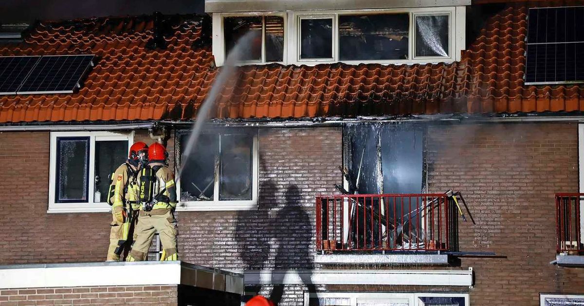 Omwonenden hoorden ’vier gigantische knallen’, huizen Purmerend onbewoonbaar na brand: politie sluit opzet niet uit