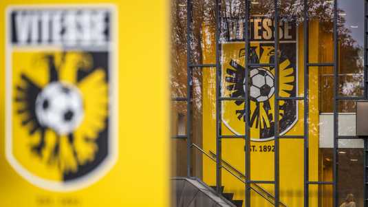 Vitesse levert alsnog financiële stukken in bij licentiecommissie en haalt daarmee nieuwe deadline | Voetbal