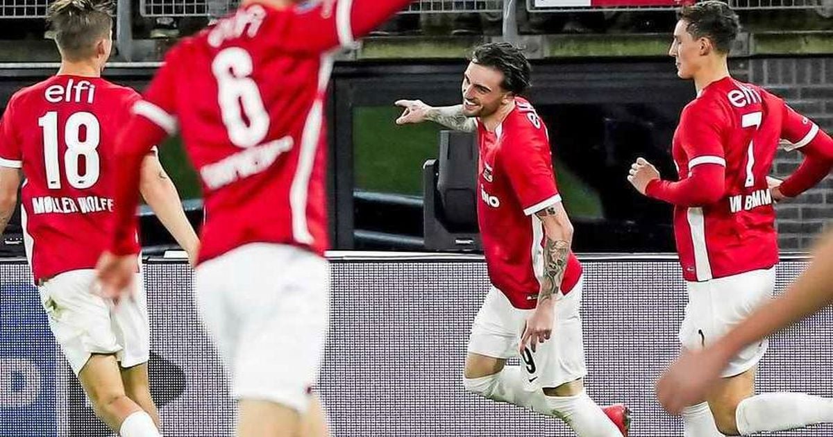 Ontketende Troy Parrott deelt met derde treffer op rij voor AZ vuistslag uit aan concurrent FC Twente