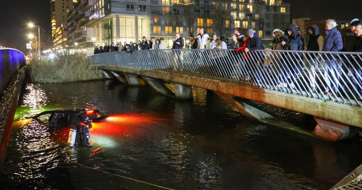 Auto met kinderen in Rotterdam vliegt water in, ’omstander trekt kleren uit en schiet te hulp’