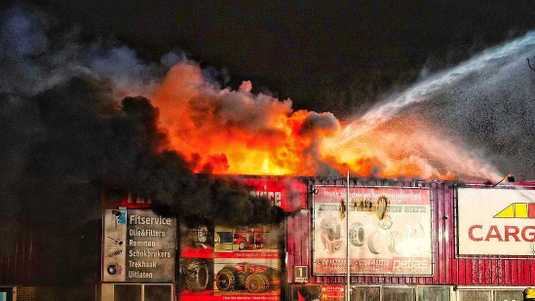 Veel rook bij grote brand in bandenopslag in Bergen op Zoom | Binnenland