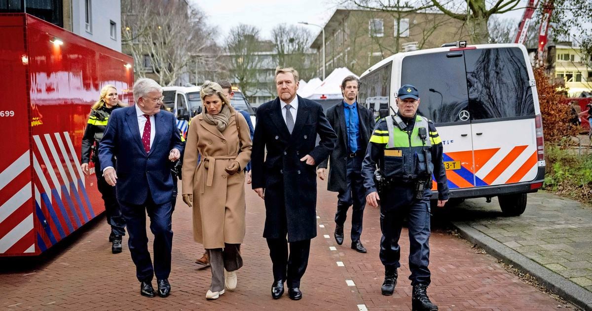 LIVE | Koning ’in shock’ door bezoek aan Haagse rampplek Tarwekamp na vondst zesde dode: ’Trillend op mijn benen’