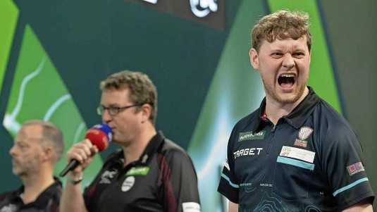 LIVE WK darts: stuntman Kevin Doets trekt stand gelijk tegen Chris Dobey | Darts