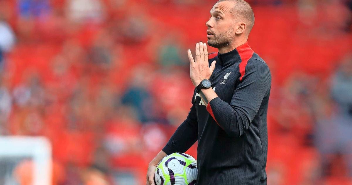 John Heitinga blijft bij Liverpool en Arne Slot | Voetbal