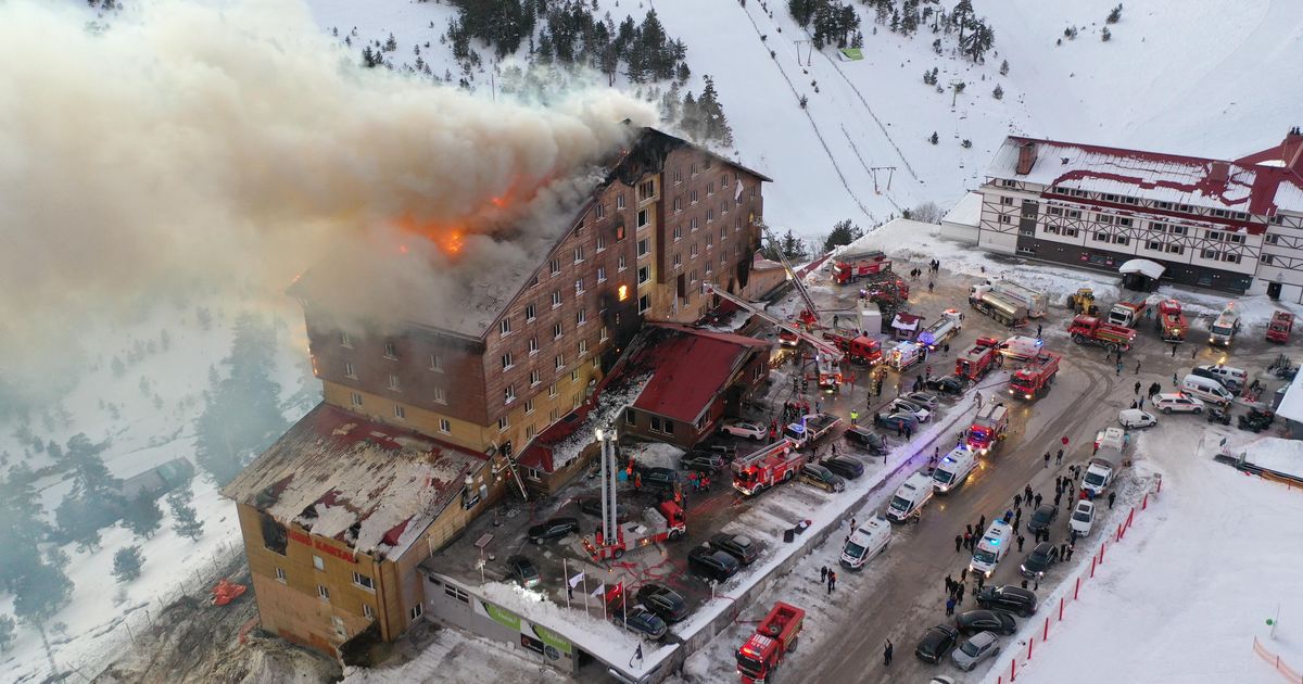 Zeker tien doden bij grote brand in hotel Turks skigebied | Buitenland