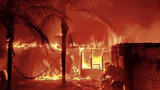 Bosbranden in noorden Los Angeles breiden zich uit door harde wind, tienduizenden mensen geëvacueerd | Buitenland