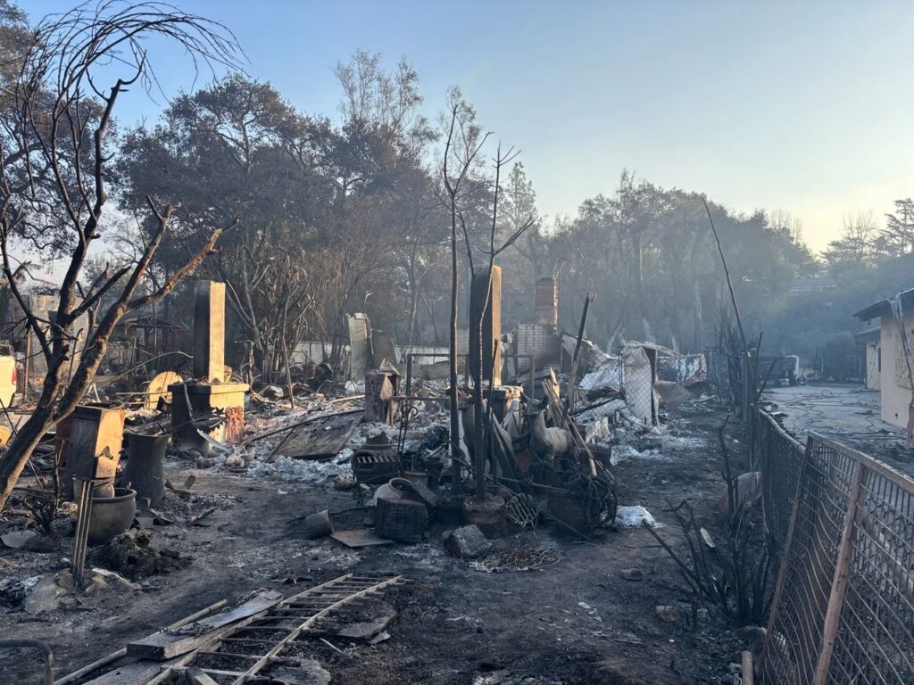 Het officiële dodental voor de branden in Los Angeles stijgt naar 24, terwijl de toenemende wind verdere verwoesting dreigt te veroorzaken