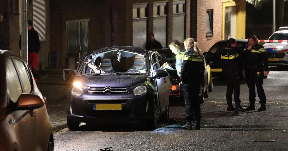 Auto met ’zwaar vuurwerk’ opgeblazen in Hoensbroek, verdachten op scooter gevlucht