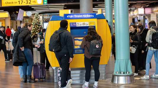 Vertragingen met trein in en rond Amsterdam, ook reizigers naar Schiphol gewaarschuwd | Binnenland