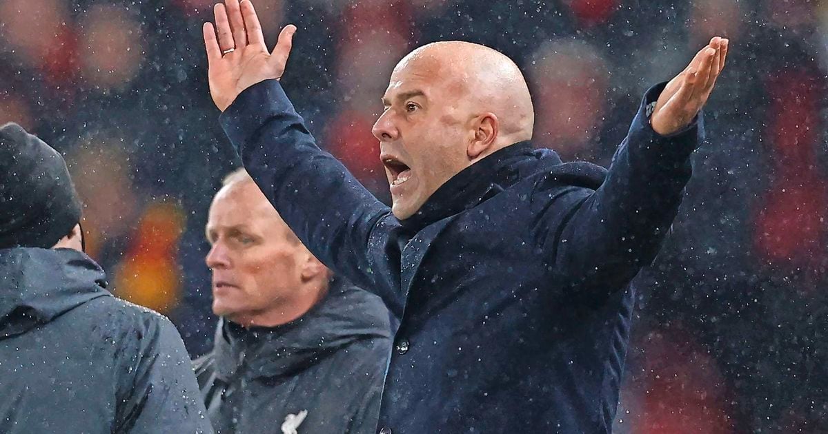 Trainer Arne Slot komt op voor Liverpool-back na zwak optreden tegen Manchester United