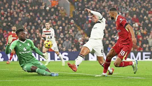 LIVE Premier League: Salah schiet na handsbal De Ligt Liverpool op voorsprong tegen Manchester United | Voetbal