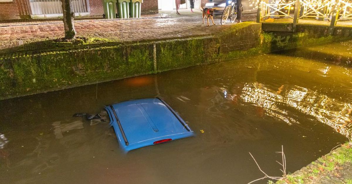 Vrouw rijdt in Franeker met auto de gracht in, jonge omstanders springen haar achterna: ’Daar denk je dan niet over na’